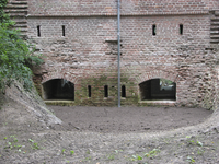 905093 Afbeelding van enkele schietgaten in een geschutskelder van het voormalige bastion Sterrenburg te Utrecht.